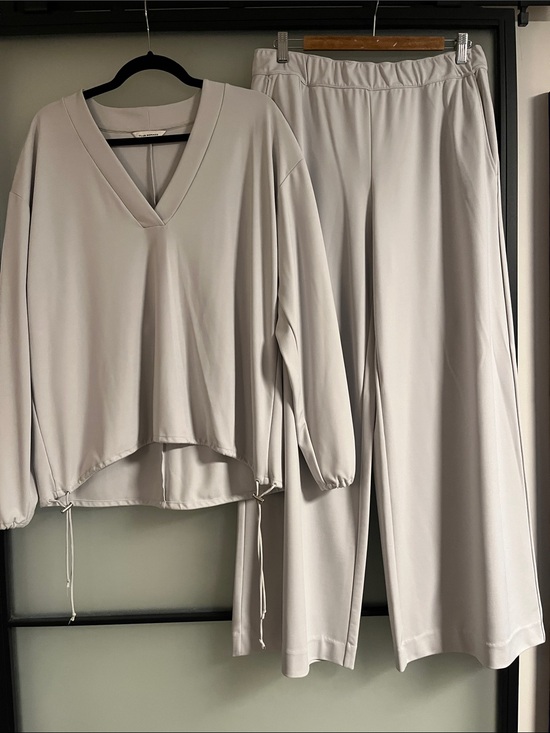 Club Monaco Other - 🆕🩶🤍🩶🤍Club Monaco Light Gray V-Neck Lounge Set - Drawcord Top & Wide-Leg Pants